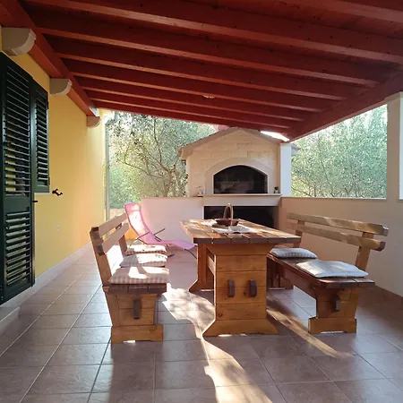House Ose Nyaraló *